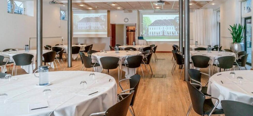 Sådan vælger du en konferencelokale til et forretningsarrangement